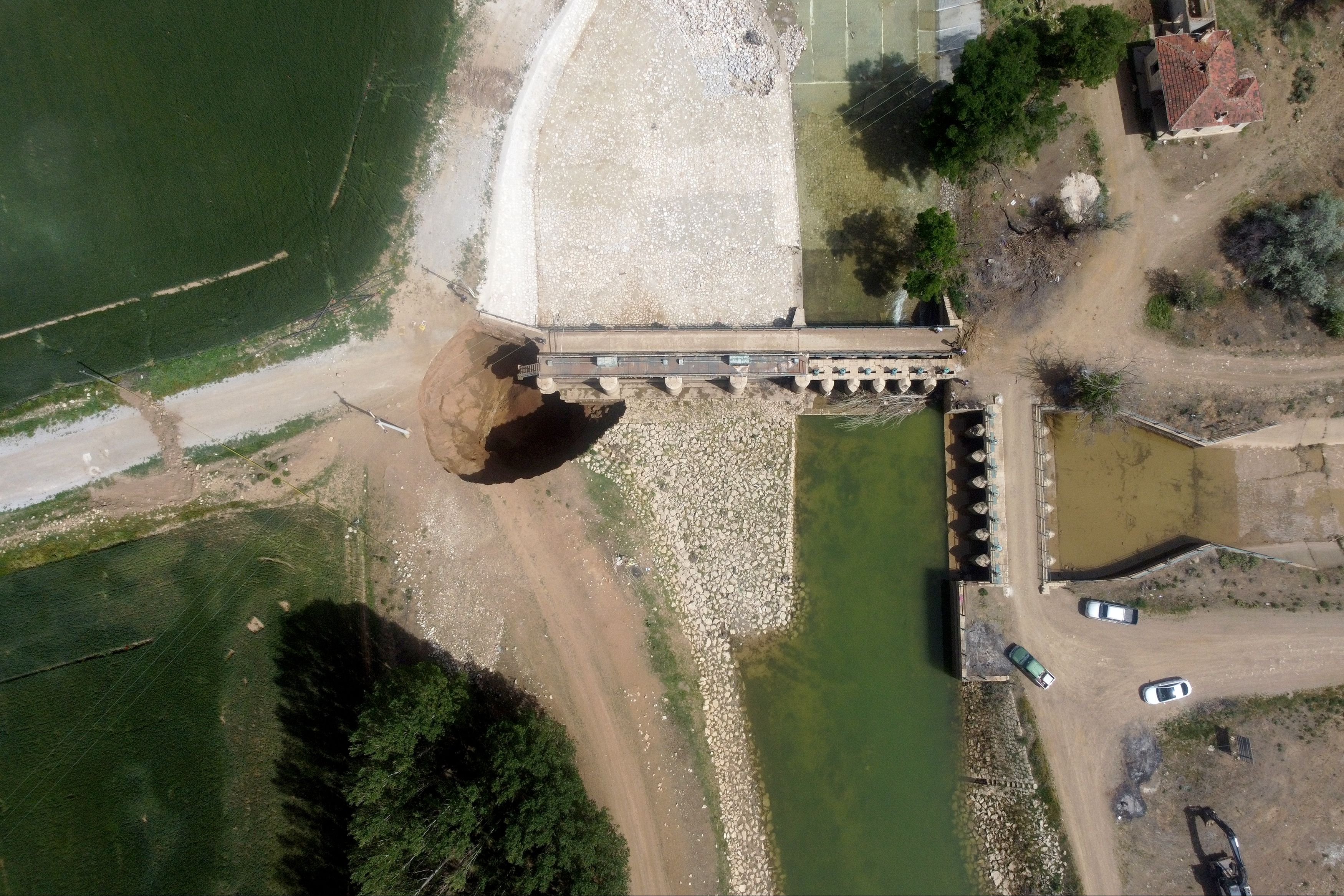 Konya'daki bir kanalda meydana gelen obruk korkuttu - 4. Resim