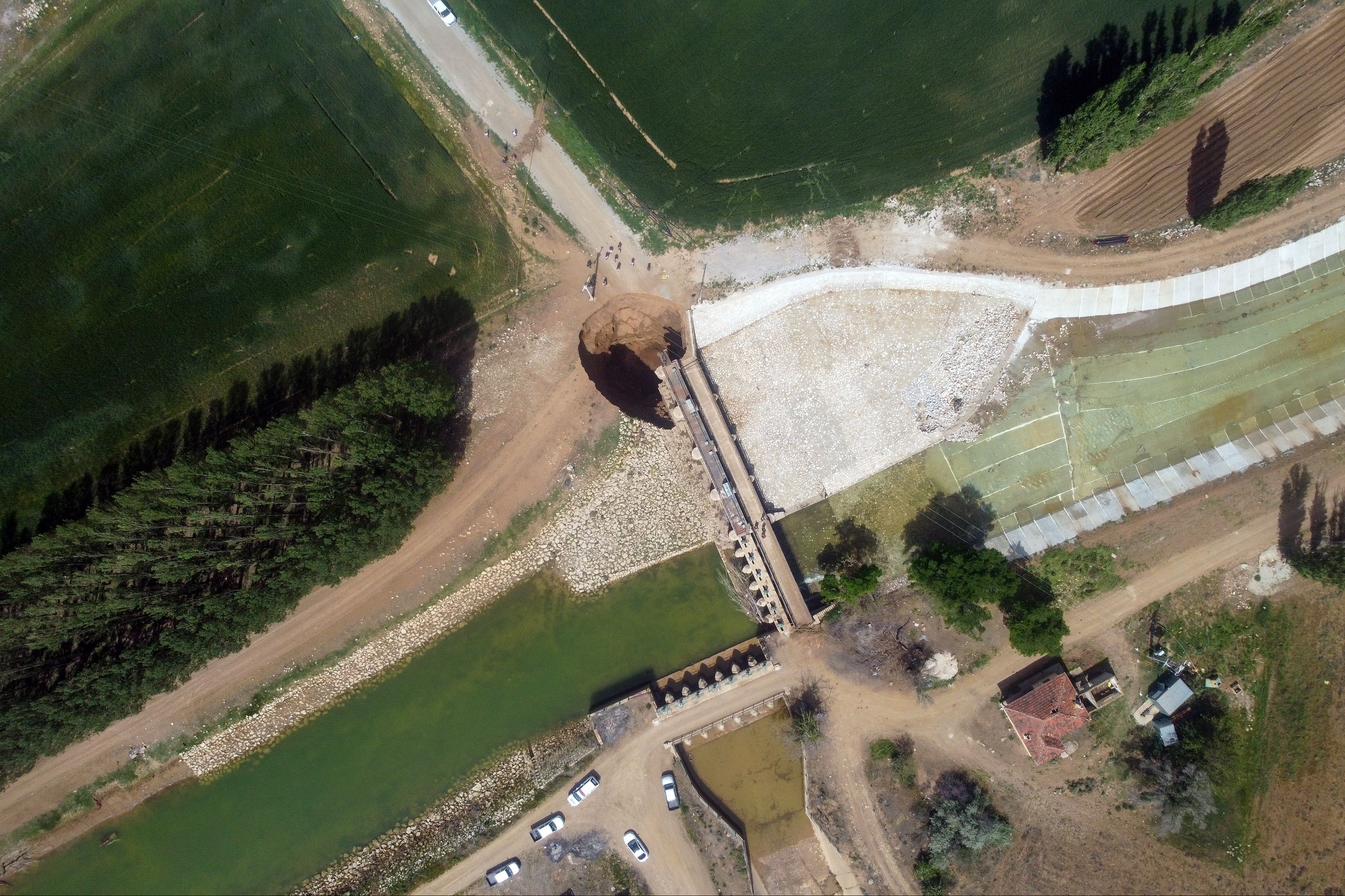 Konya'daki bir kanalda meydana gelen obruk korkuttu - 2. Resim