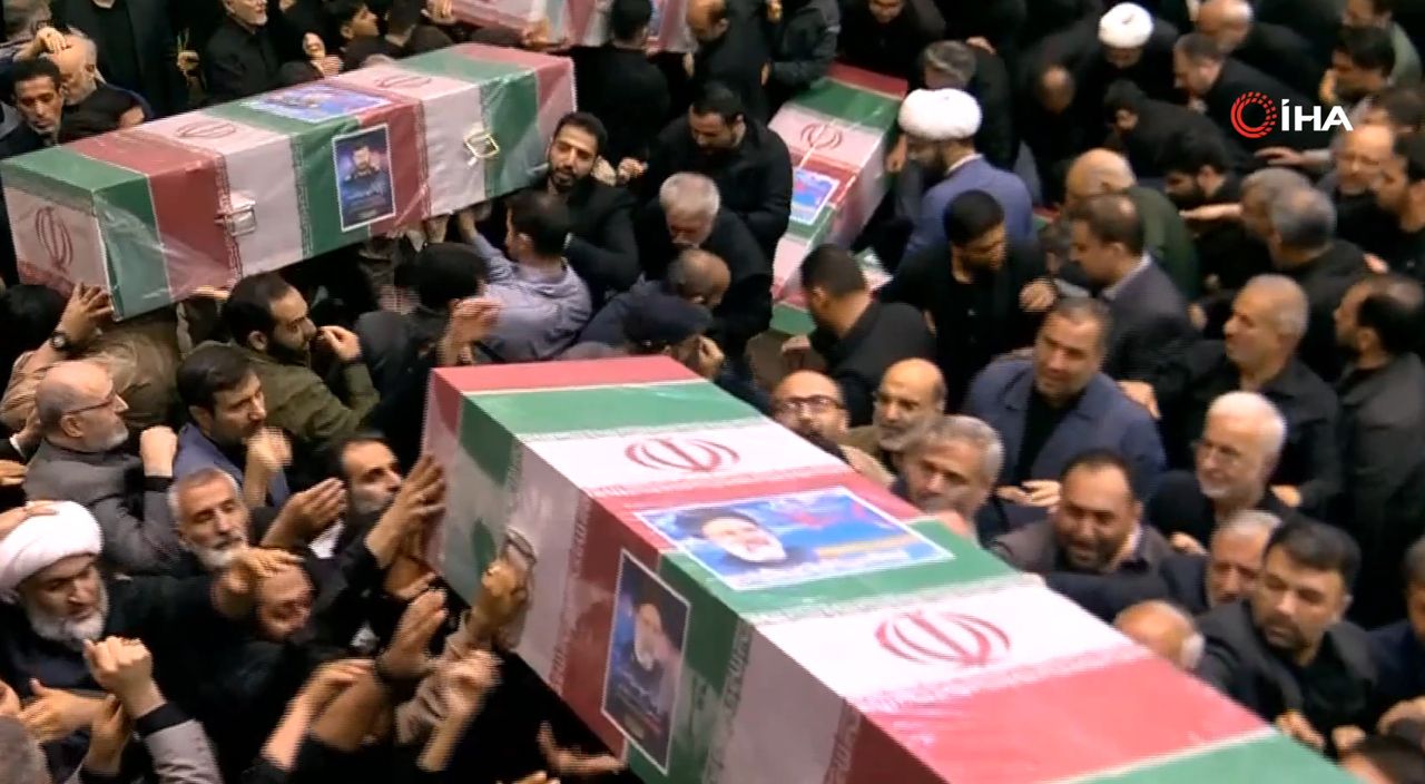Cenaze töreninde dikkat çeken an! Hamaney, Reisi'nin torunlarına sarıldı Reisi'nin cenaze töreninde dikkat çeken an! Hamaney, torunlarına sarıldı - 4. Resim