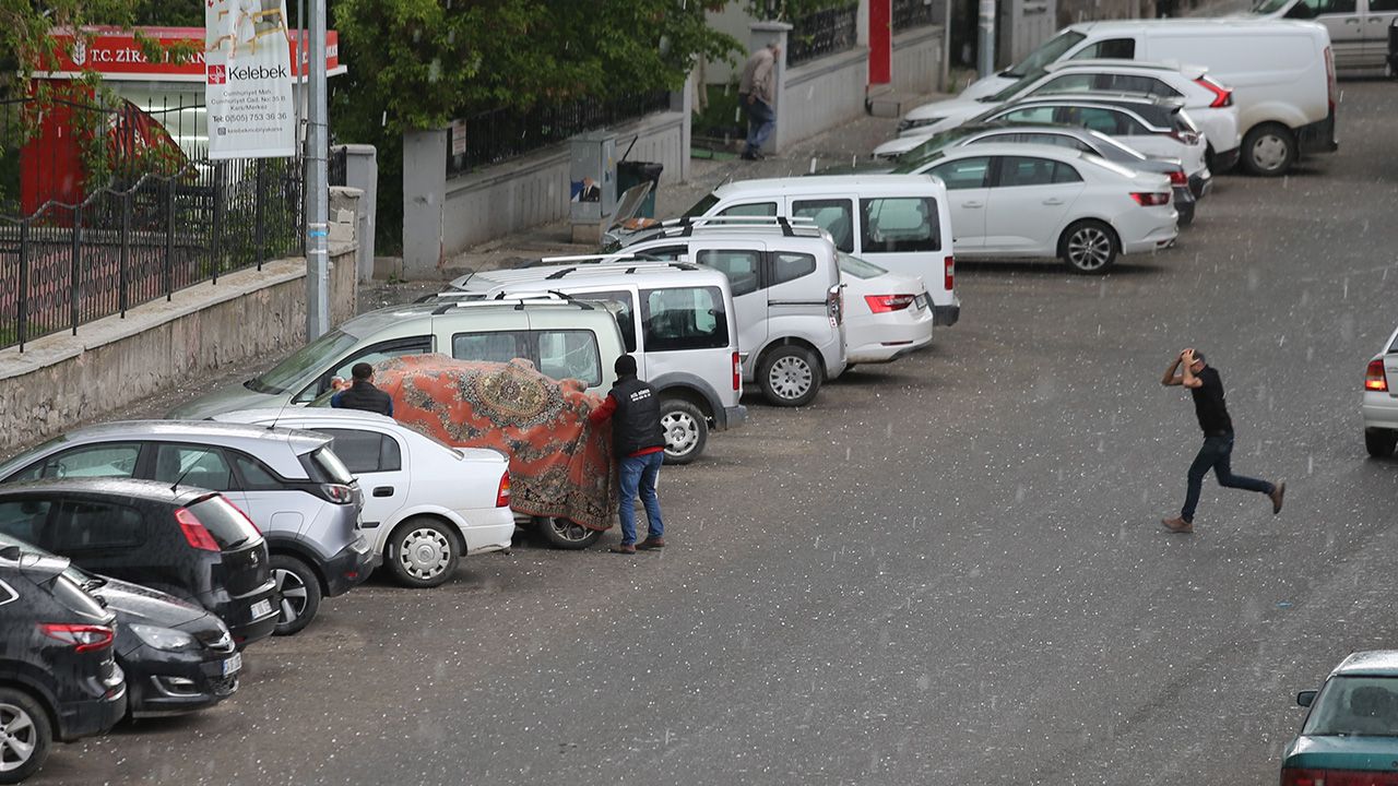 Bir anda bastırdı! Ankara, Bursa, Eskişehir, Kars ve Bilecik'te dolu zor anlar yaşattı Bir anda bastırdı! Eskişehir, Kars ve Bilecik'te dolu zor anlar yaşattı - 2. Resim