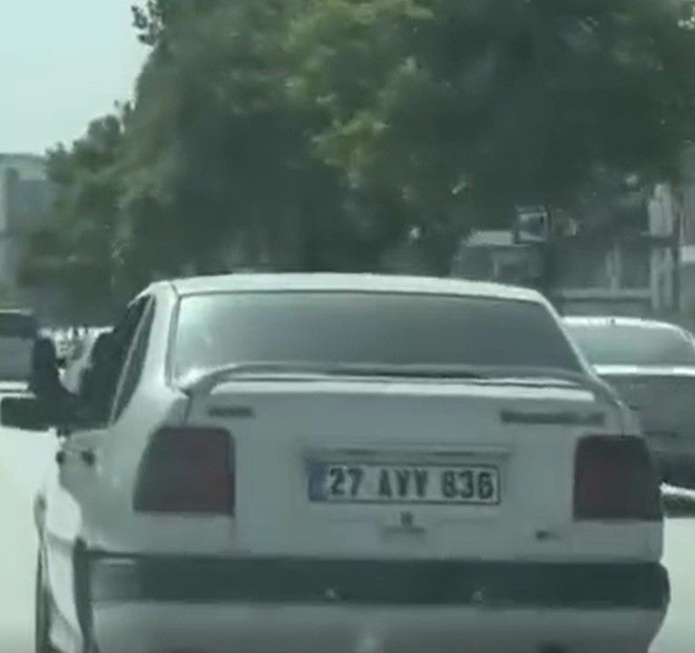 Gaziantep'te 'pes' dedirten yolculuk! Hem kendi canını hem de trafiği tehlikeye attı Gaziantep'te 'pes' dedirten yolculuk! Hem kendi canını hem de trafiği tehlikeye attı - 1. Resim