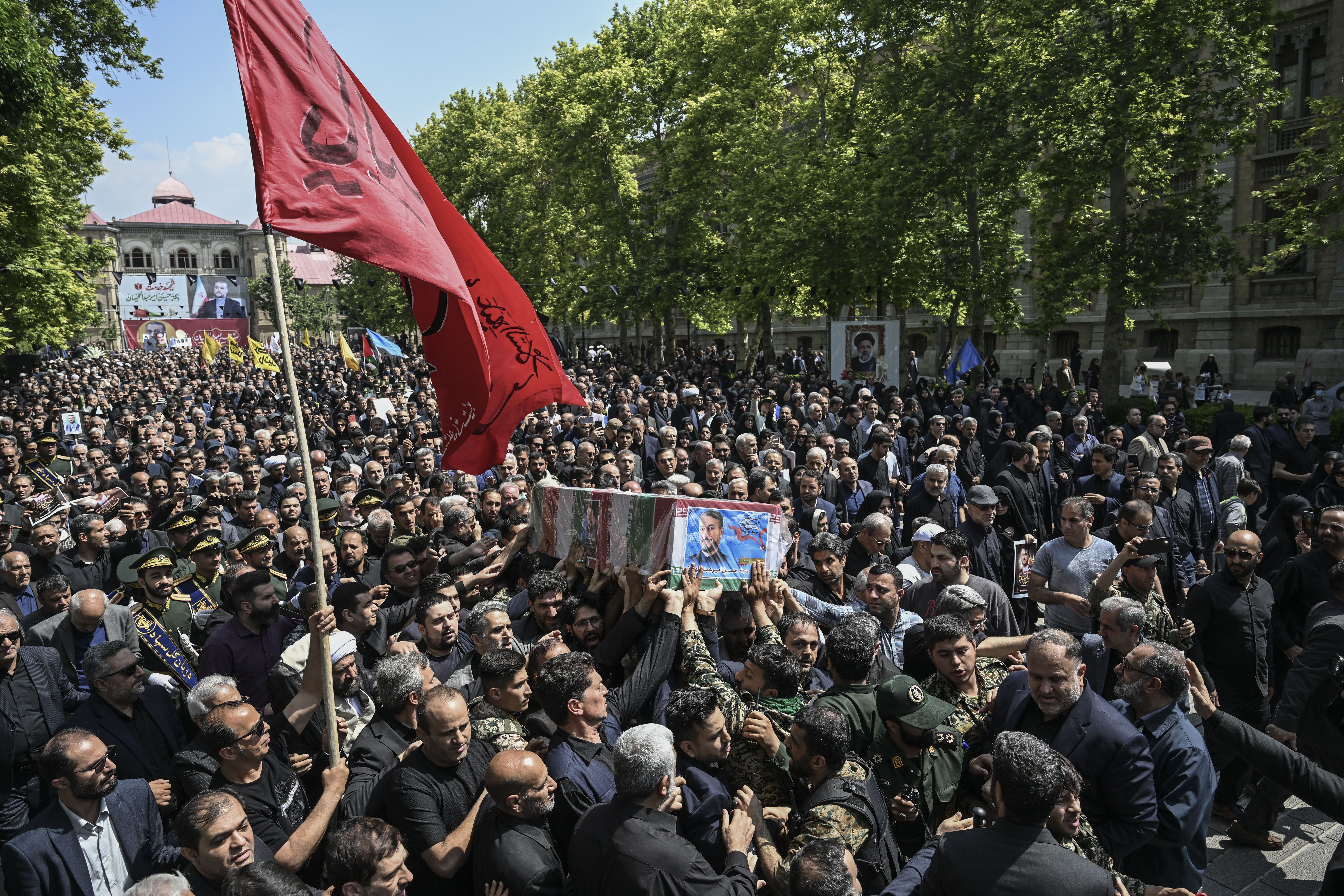 İran'da cenazeler bugün toprağa veriliyor! On binlerce insan sokaklarda ağıt yakıyor İran'da cenazeler bugün toprağa veriliyor! On binlerce insan sokaklarda ağıt yakıyor - 1. Resim