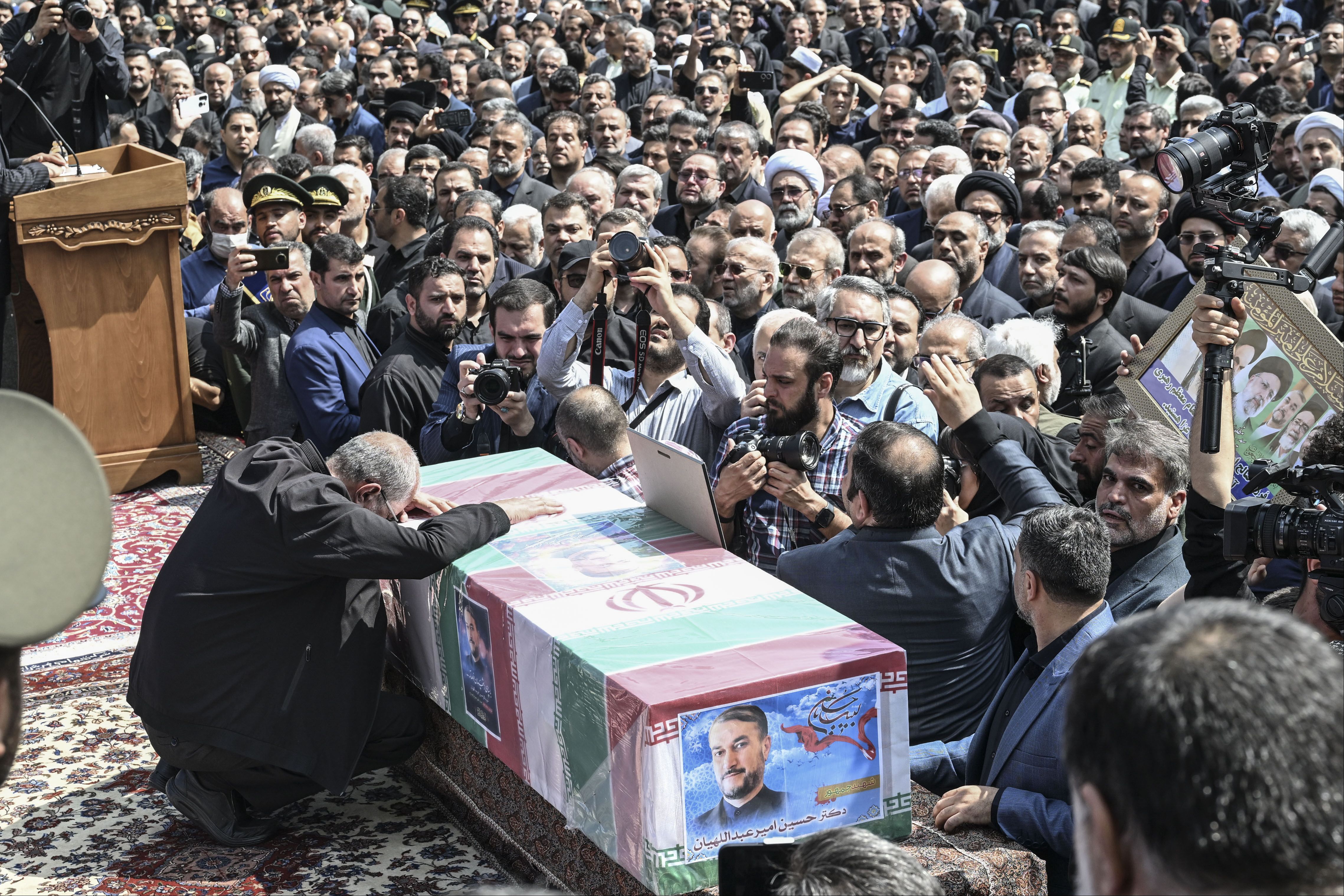 İran'da cenazeler bugün toprağa veriliyor! On binlerce insan sokaklarda ağıt yakıyor İran'da cenazeler bugün toprağa veriliyor! On binlerce insan sokaklarda ağıt yakıyor - 2. Resim