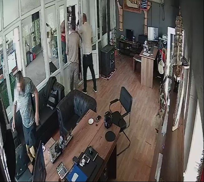 İş yerine satırlı baskın! Darp edildi, yetmedi bı&ccedil;aklandı - 1. Resim