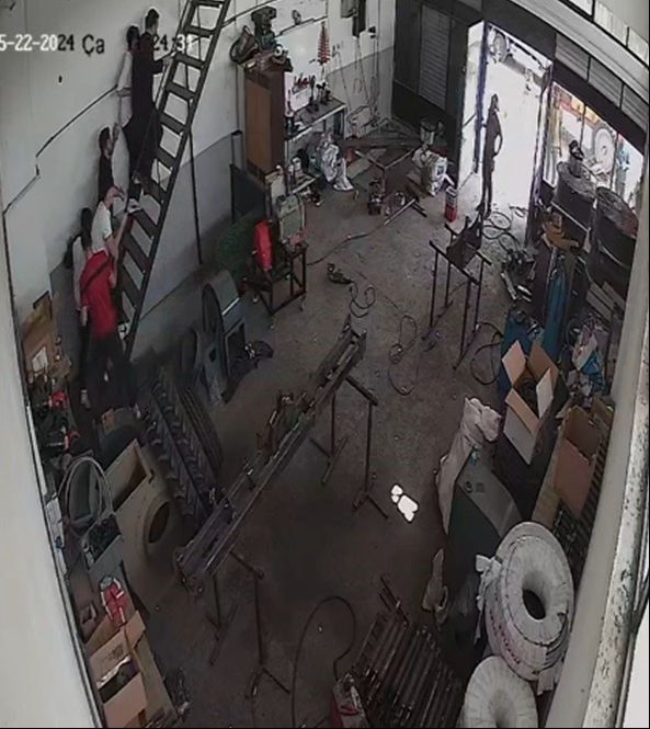 İş yerine satırlı baskın! Darp edildi, yetmedi bı&ccedil;aklandı - 2. Resim