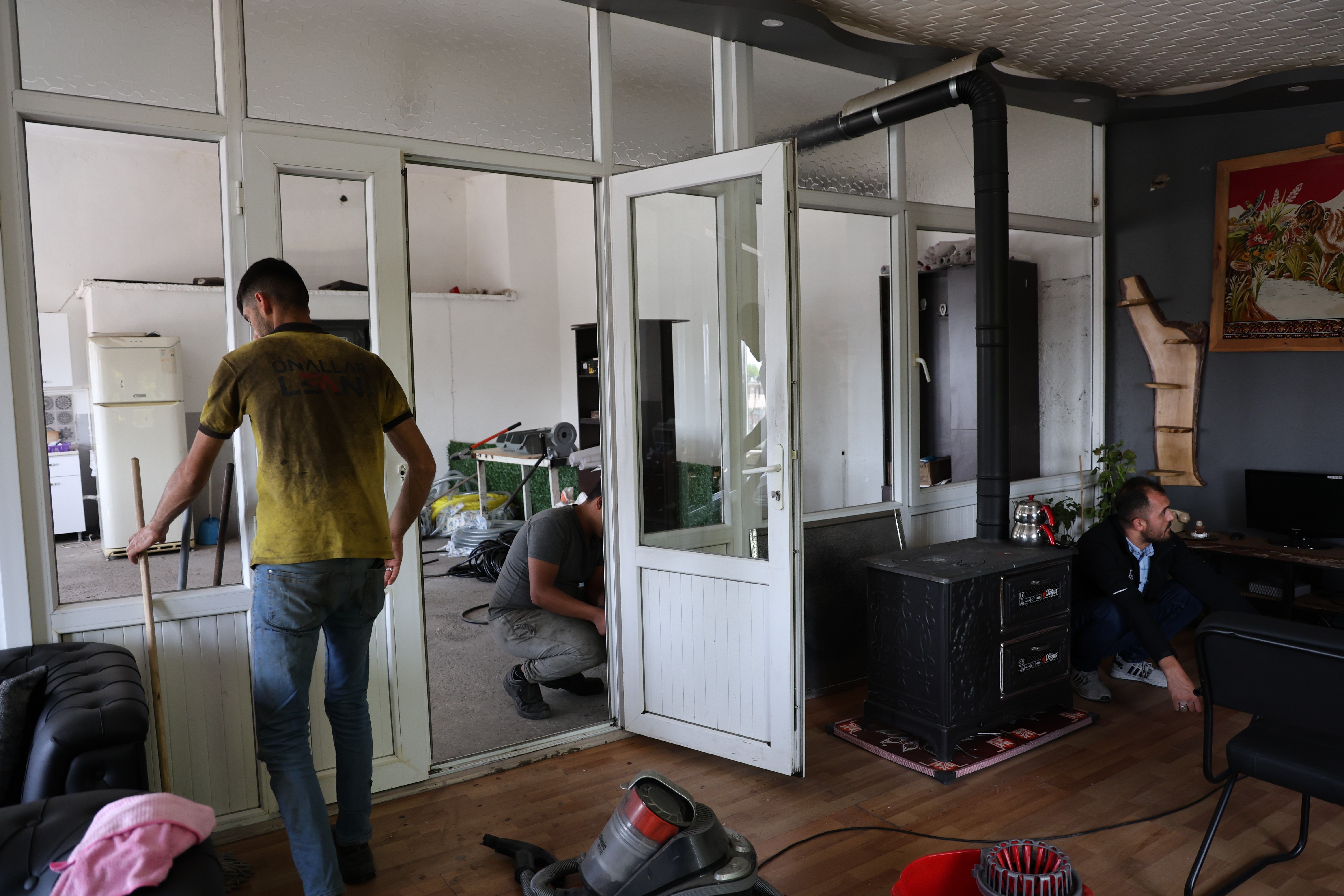 İş yerine satırlı baskın! Darp edildi, yetmedi bı&ccedil;aklandı - 3. Resim