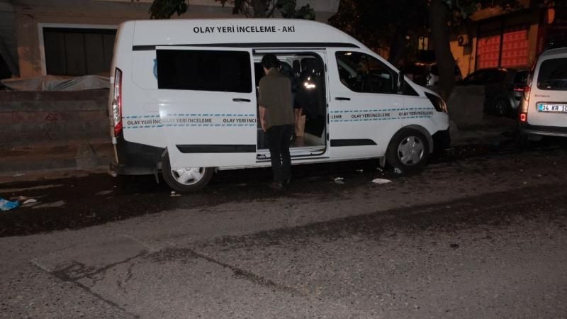 İstanbul'da korkunç olay! Postacı şüphelendi, eve giren polis cesetlerini buldu İstanbul'da korkunç olay! Postacı şüphelendi, eve giren polis cesetlerini buldu - 1. Resim