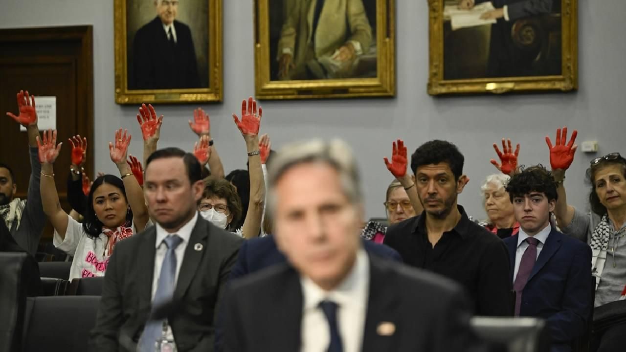 Kanla boyanan ellerle protesto edildi! Blinken'ın lakabı artık  Kanla boyanan ellerle protesto edildi! Blinken'ın lakabı artık