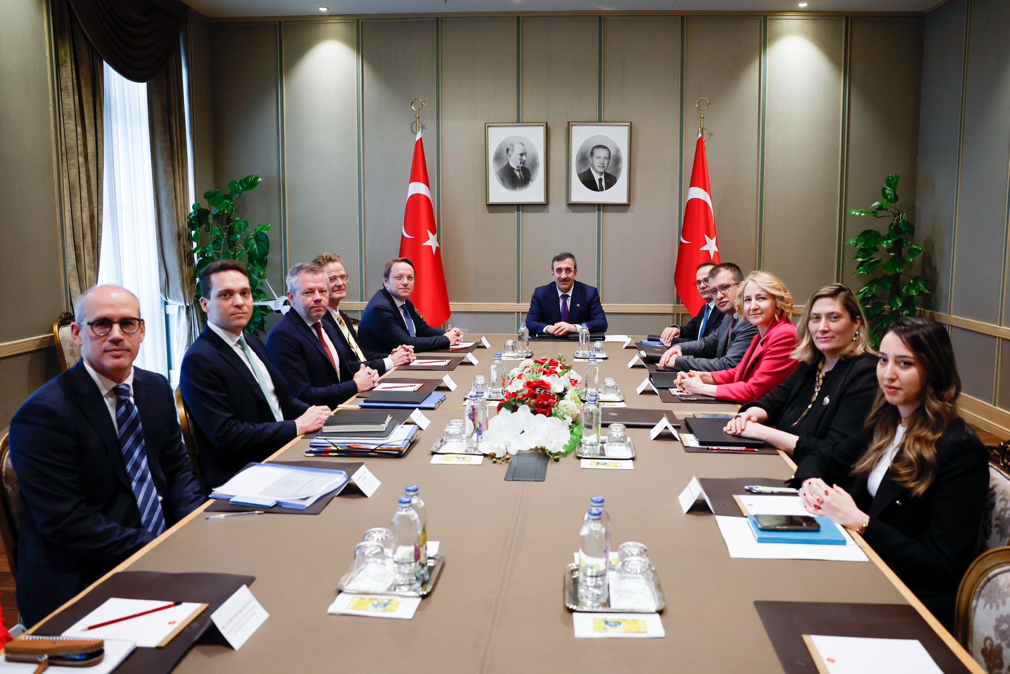 Külliyede önemli görüşme! Cumhurbaşkanı Yardımcısı Yılmaz sinyali verdi: AB’ye vize işlemlerinin kolaylaştırılması için… Külliyede önemli görüşme! Cumhurbaşkanı Yardımcısı Yılmaz sinyali verdi: AB’ye vize işlemlerinin kolaylaştırılması için… - 1. Resim