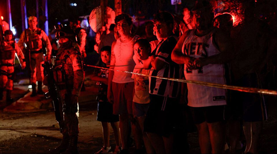 Meksika'da devlet başkan adayı Maynez'in mitingi ölüm pazarına döndü: Dev ekran devrildi!  Ölü ve yaralılar var - 3. Resim