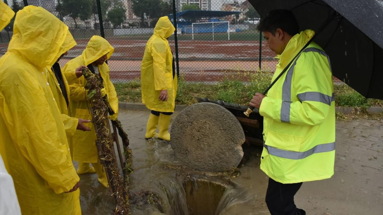 Meteoroloji uyardı, sağanak ne cadde bıraktı ne sokak Meteoroloji uyardı, sağanak ne cadde bıraktı ne sokak - 4. Resim