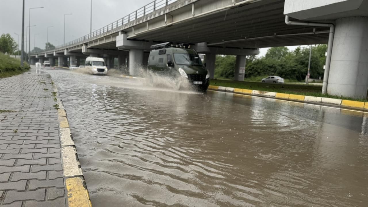 Meteoroloji uyardı, sağanak ne cadde bıraktı ne sokak Meteoroloji uyardı, sağanak ne cadde bıraktı ne sokak - 7. Resim