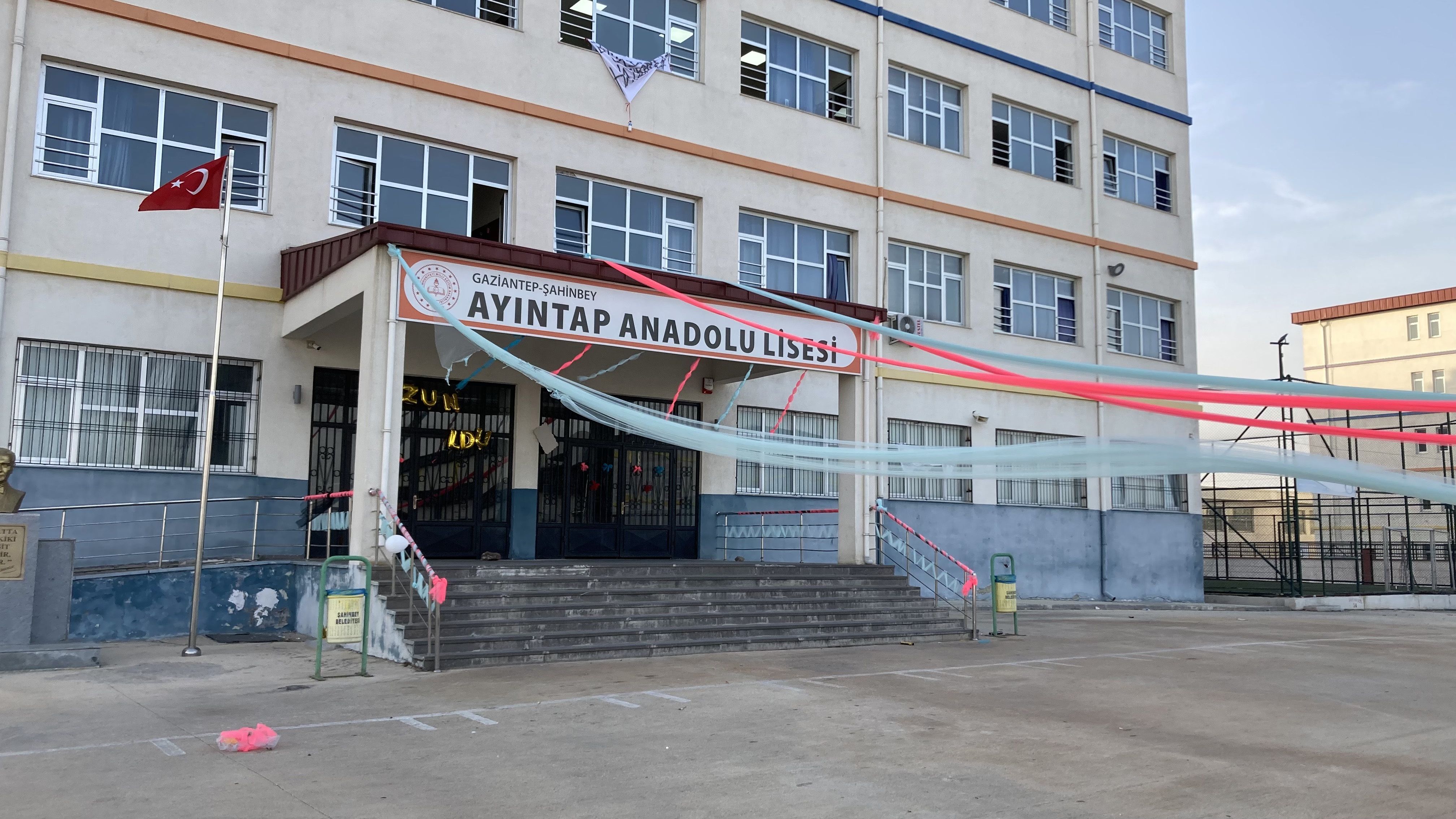 Mezuniyet töreninde 'helyum gazı' patlaması! Yaralanan öğrenciler hastaneye kaldırıldı Mezuniyet töreninde 'helyum gazı' patlaması! Yaralanan öğrenciler hastaneye kaldırıldı - 1. Resim