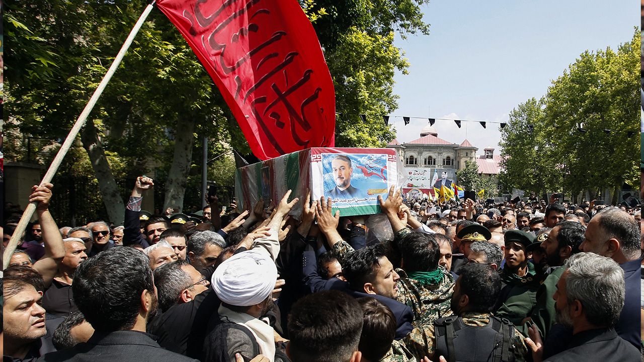 Milyonlarca kişi akın etti... İran, Cumhurbaşkanı Reisi'ye veda etti On binlerce kişi meydana akın etti... İran Cumhurbaşkanı Reisi'ye veda ediyor - 5. Resim