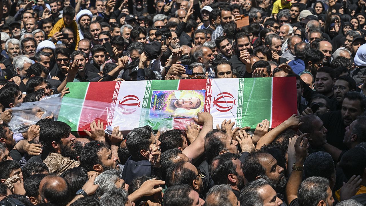 Milyonlarca kişi akın etti... İran, Cumhurbaşkanı Reisi'ye veda etti On binlerce kişi meydana akın etti... İran Cumhurbaşkanı Reisi'ye veda ediyor - 4. Resim