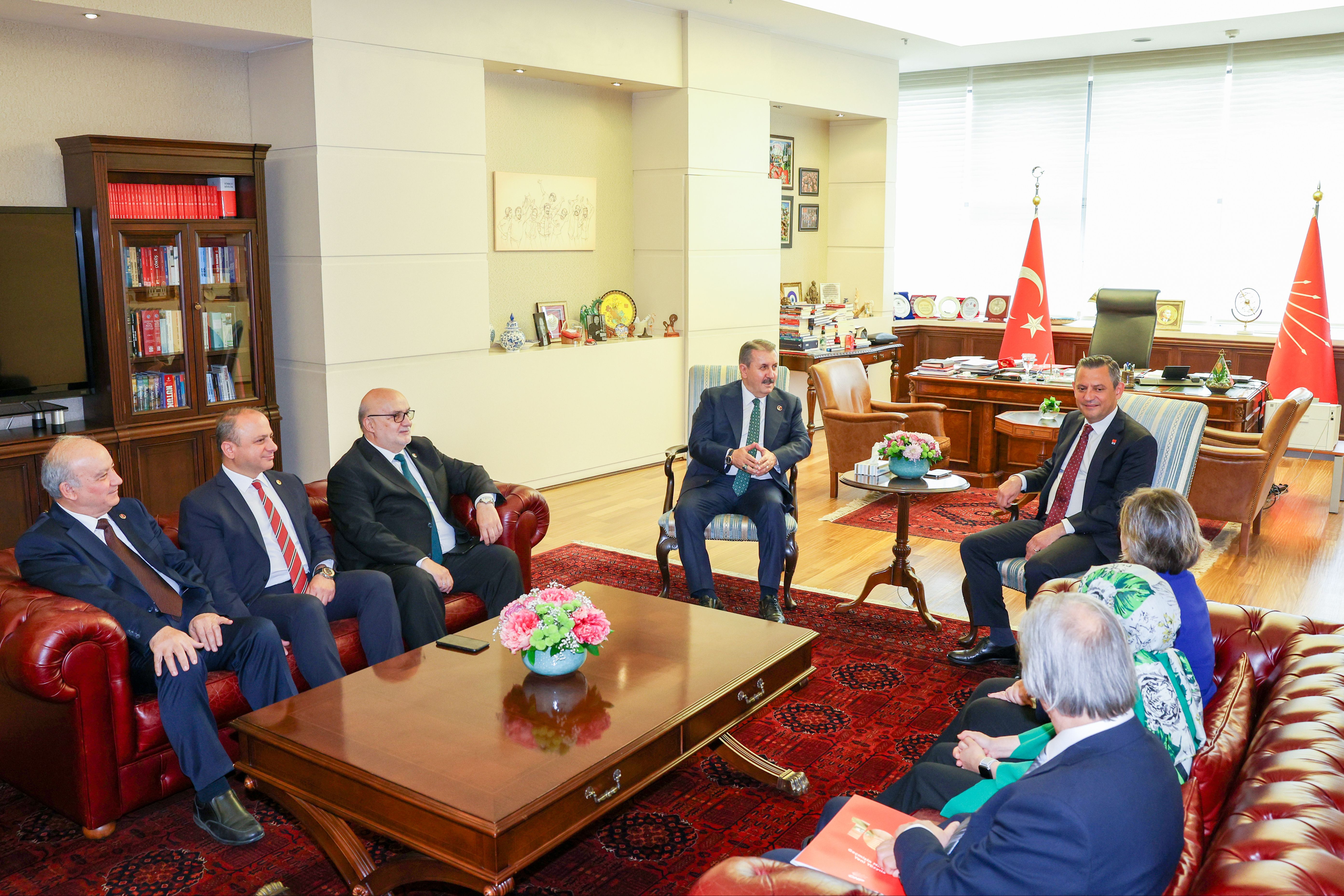 Mustafa Destici: Belediyelerimizde saldırgan köpekler toplatılıyor Özgür Özel, Mustafa Destici'yi ağırladı - 1. Resim