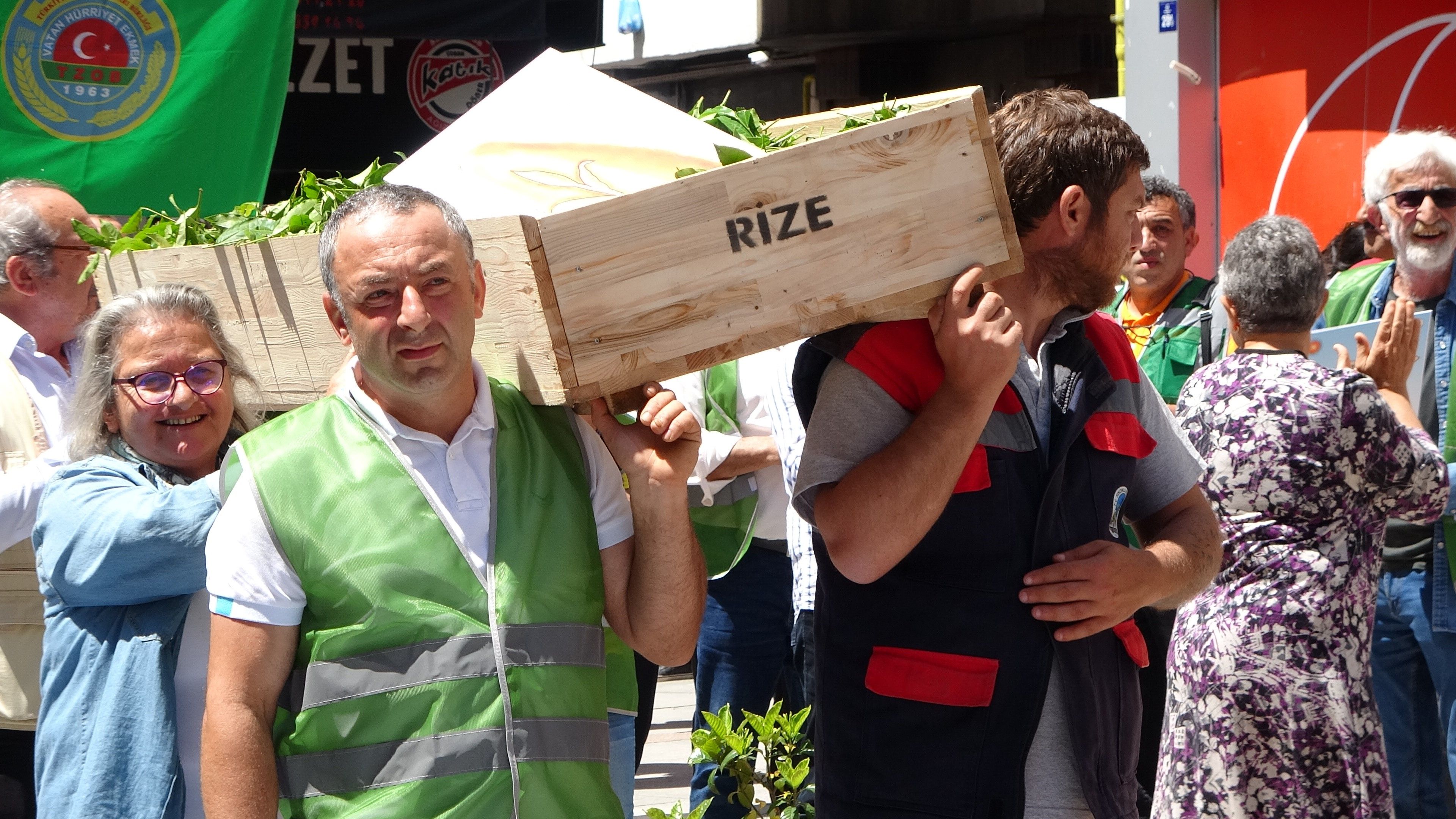 Rize'de bir garip protesto! Tabutu omuzladılar, sokak sokak gezdirdiler Rize'de bir garip protesto! Tabutu omuzladılar, sokak sokak gezdirdiler - 1. Resim