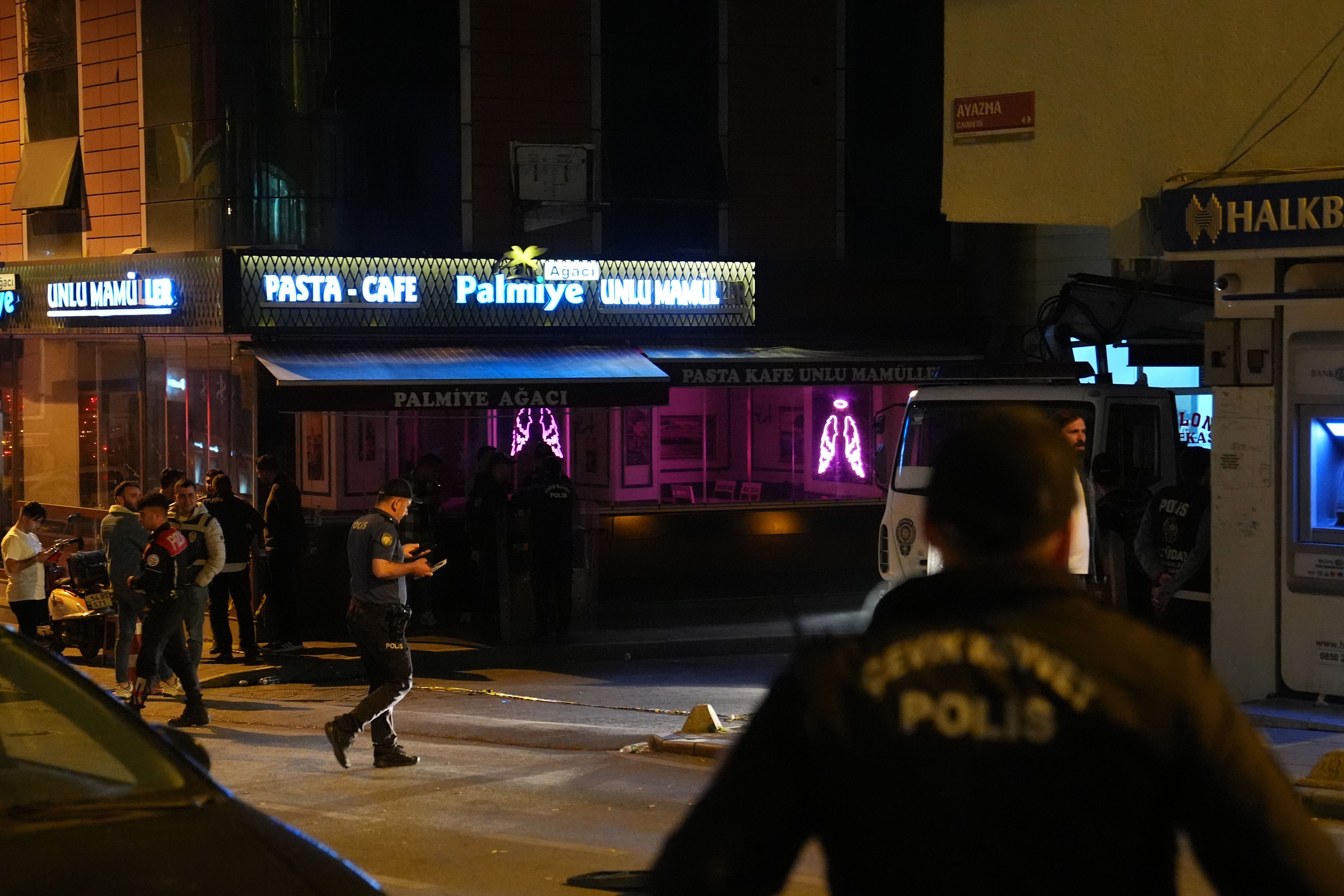Üsküdar'da pastaneye silahlı saldırı: 3 ölü, 5 yaralı Üsküdar'da pastaneye silahlı saldırı: 3 ölü, 5 yaralı - 2. Resim