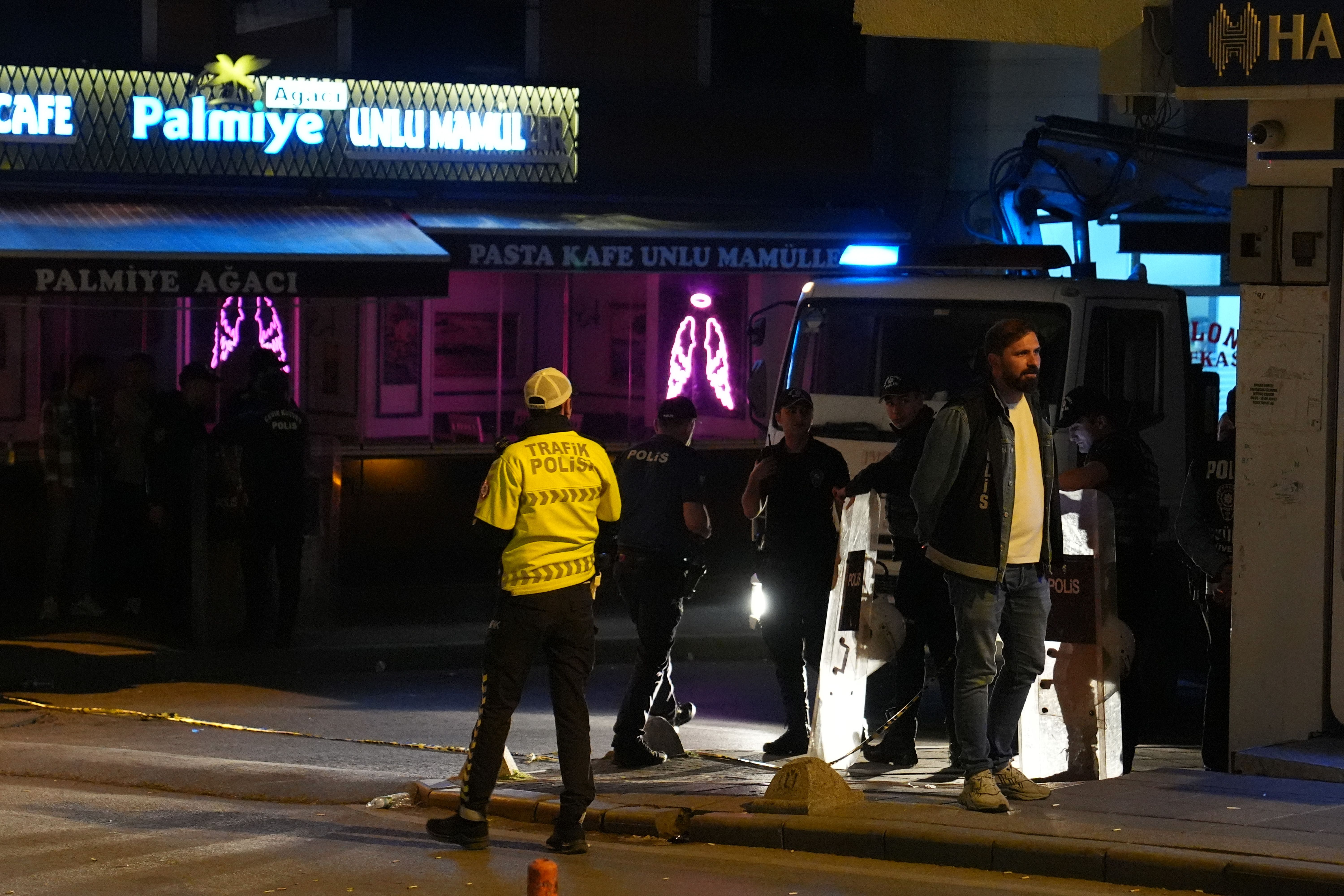 Üsküdar'da pastaneye silahlı saldırı: 3 ölü, 5 yaralı Üsküdar'da pastaneye silahlı saldırı: 3 ölü, 5 yaralı - 1. Resim