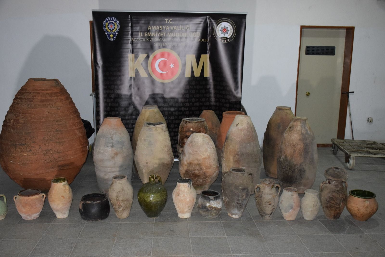 Devriye gezen bekçiler fark etti! Minibüste çok sayıda tarihi küp ele geçirildi - 1. Resim