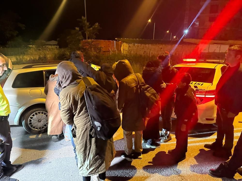 Edirne'de sıcak saatler! Polisin 'dur' ihtarına uymayan arabadan 17 kişi çıktı Edirne'de sıcak saatler! Polisin 'dur' ihtarına uymayan arabadan 17 kişi çıktı - 3. Resim