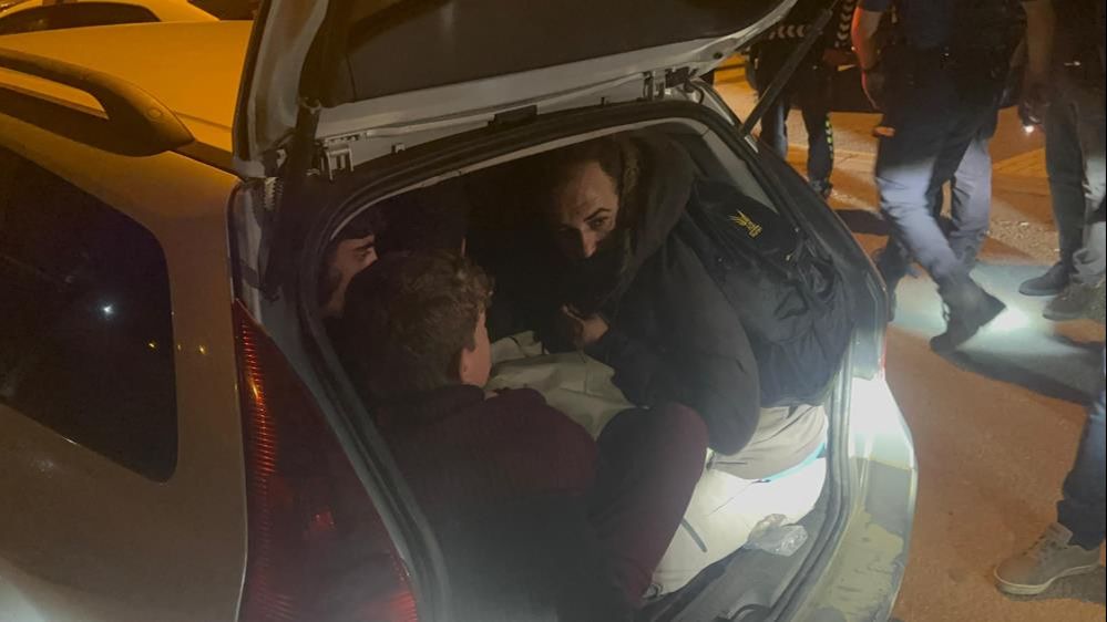 Edirne'de sıcak saatler! Polisin 'dur' ihtarına uymayan arabadan 17 kişi çıktı Edirne'de sıcak saatler! Polisin 'dur' ihtarına uymayan arabadan 17 kişi çıktı - 5. Resim