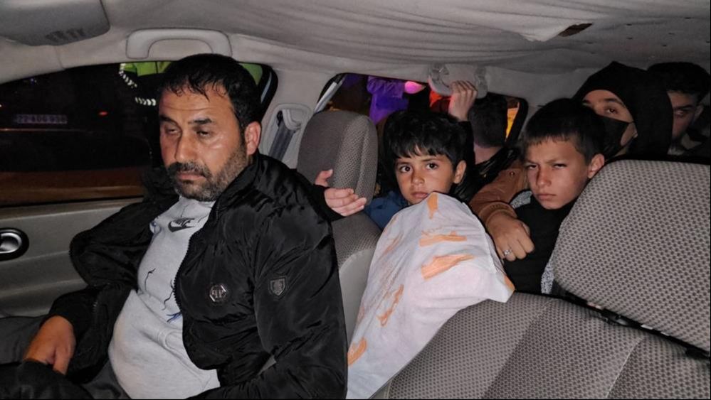 Edirne'de sıcak saatler! Polisin 'dur' ihtarına uymayan arabadan 17 kişi çıktı Edirne'de sıcak saatler! Polisin 'dur' ihtarına uymayan arabadan 17 kişi çıktı - 2. Resim