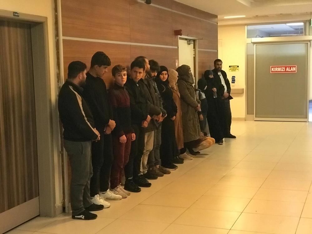 Edirne'de sıcak saatler! Polisin 'dur' ihtarına uymayan arabadan 17 kişi çıktı Edirne'de sıcak saatler! Polisin 'dur' ihtarına uymayan arabadan 17 kişi çıktı - 4. Resim