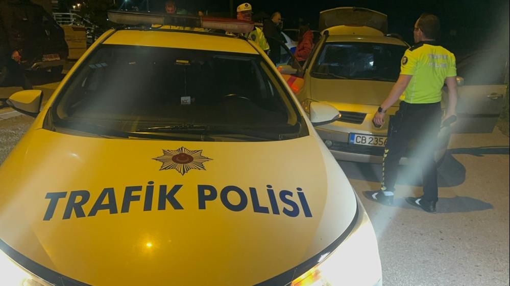 Edirne'de sıcak saatler! Polisin 'dur' ihtarına uymayan arabadan 17 kişi çıktı Edirne'de sıcak saatler! Polisin 'dur' ihtarına uymayan arabadan 17 kişi çıktı - 1. Resim