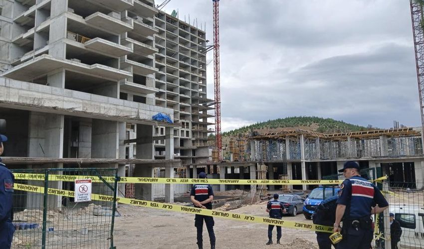 Feci ölüm: 16. kattan düşen işçi bariyerlere çakılarak can verdi Feci ölüm: 16. kattan düşen işçi bariyerlere çakılarak can verdi - 2. Resim