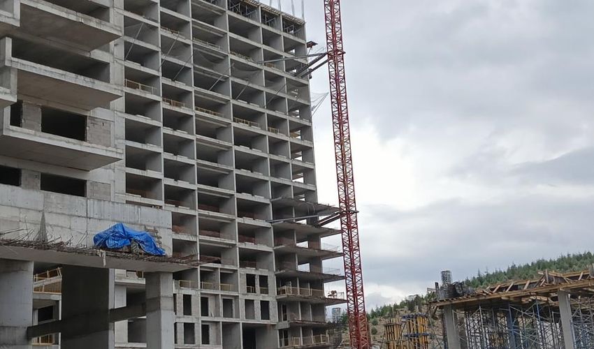 Feci ölüm: 16. kattan düşen işçi bariyerlere çakılarak can verdi Feci ölüm: 16. kattan düşen işçi bariyerlere çakılarak can verdi - 1. Resim