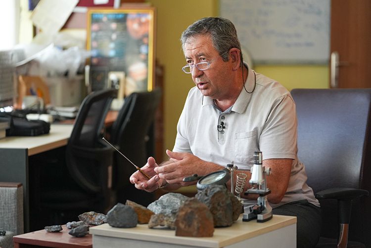 Gök taşı meraklıları üniversiteyi adeta taş yağmuruna tuttu! Gök taşı meraklıları üniversiteyi adeta taş yağmuruna tuttu! - 3. Resim