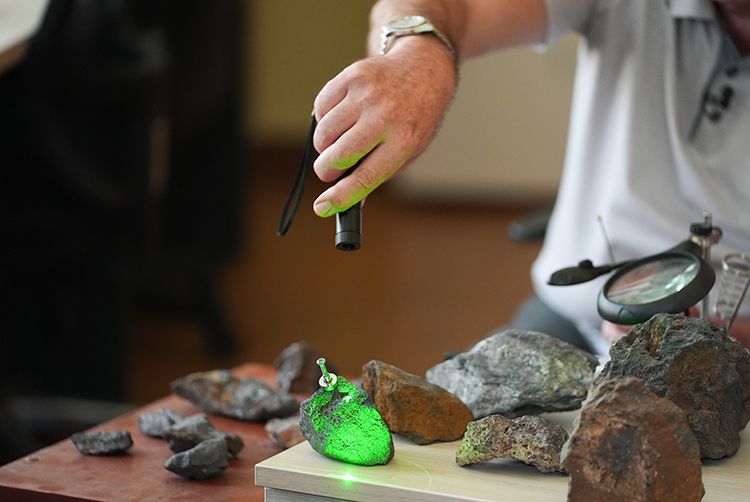 Gök taşı meraklıları üniversiteyi adeta taş yağmuruna tuttu! Gök taşı meraklıları üniversiteyi adeta taş yağmuruna tuttu! - 2. Resim