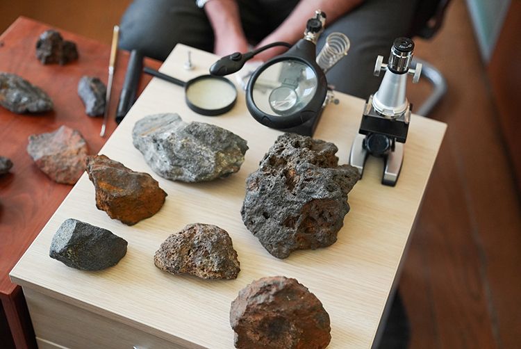 Gök taşı meraklıları üniversiteyi adeta taş yağmuruna tuttu! Gök taşı meraklıları üniversiteyi adeta taş yağmuruna tuttu! - 1. Resim