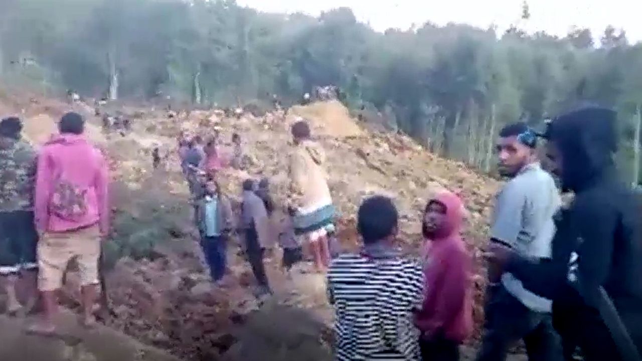 Heyelan faciası! İnsanlar toprak altında kaldı, 100'den fazla ölü var... Heyelan faciası! İnsanlar toprak altında kaldı, 100'den fazla ölü var... - 1. Resim