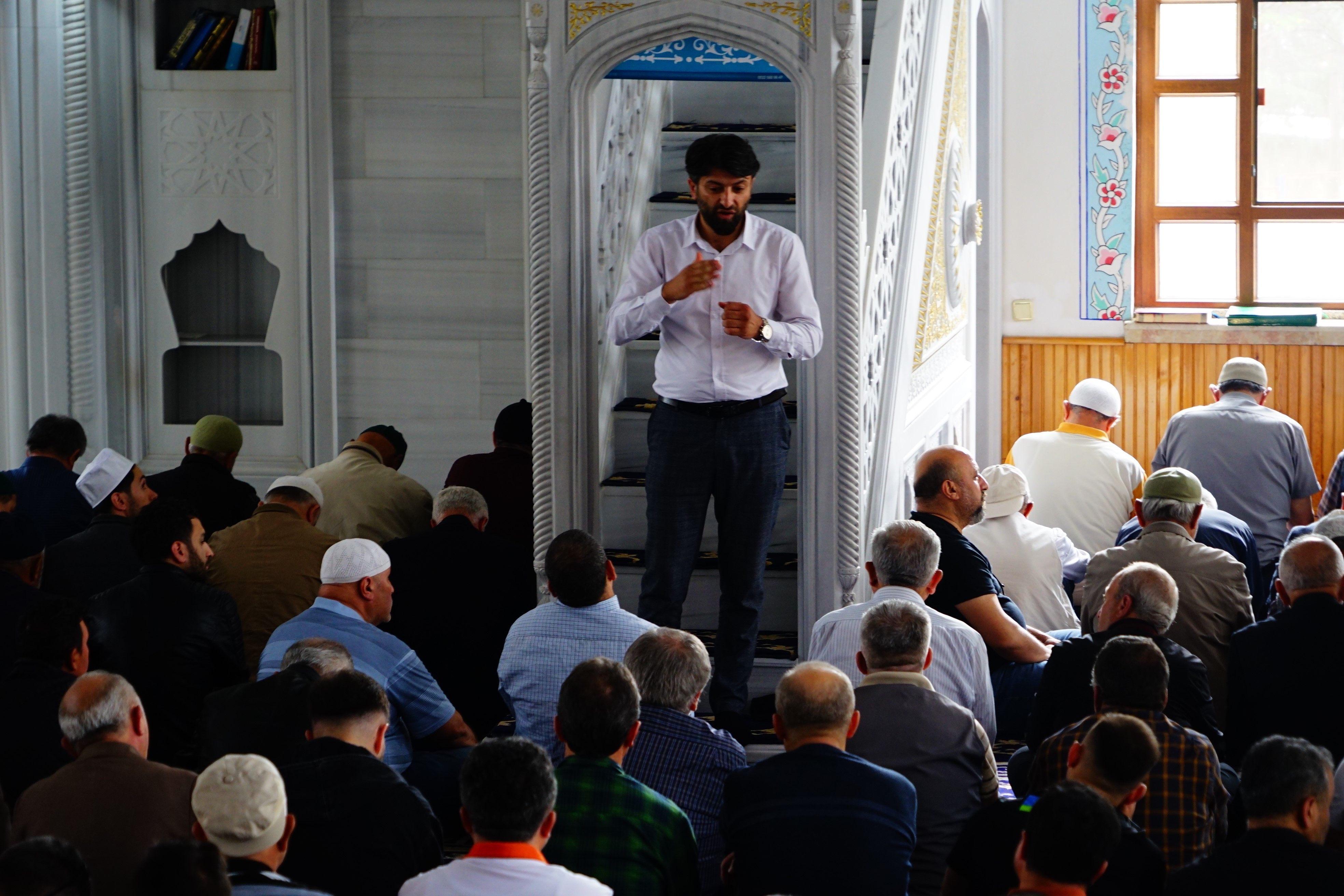 İşaret dilini &ouml;ğrenen imam hutbeyi işitme engelliler i&ccedil;in anlattı! - 2. Resim