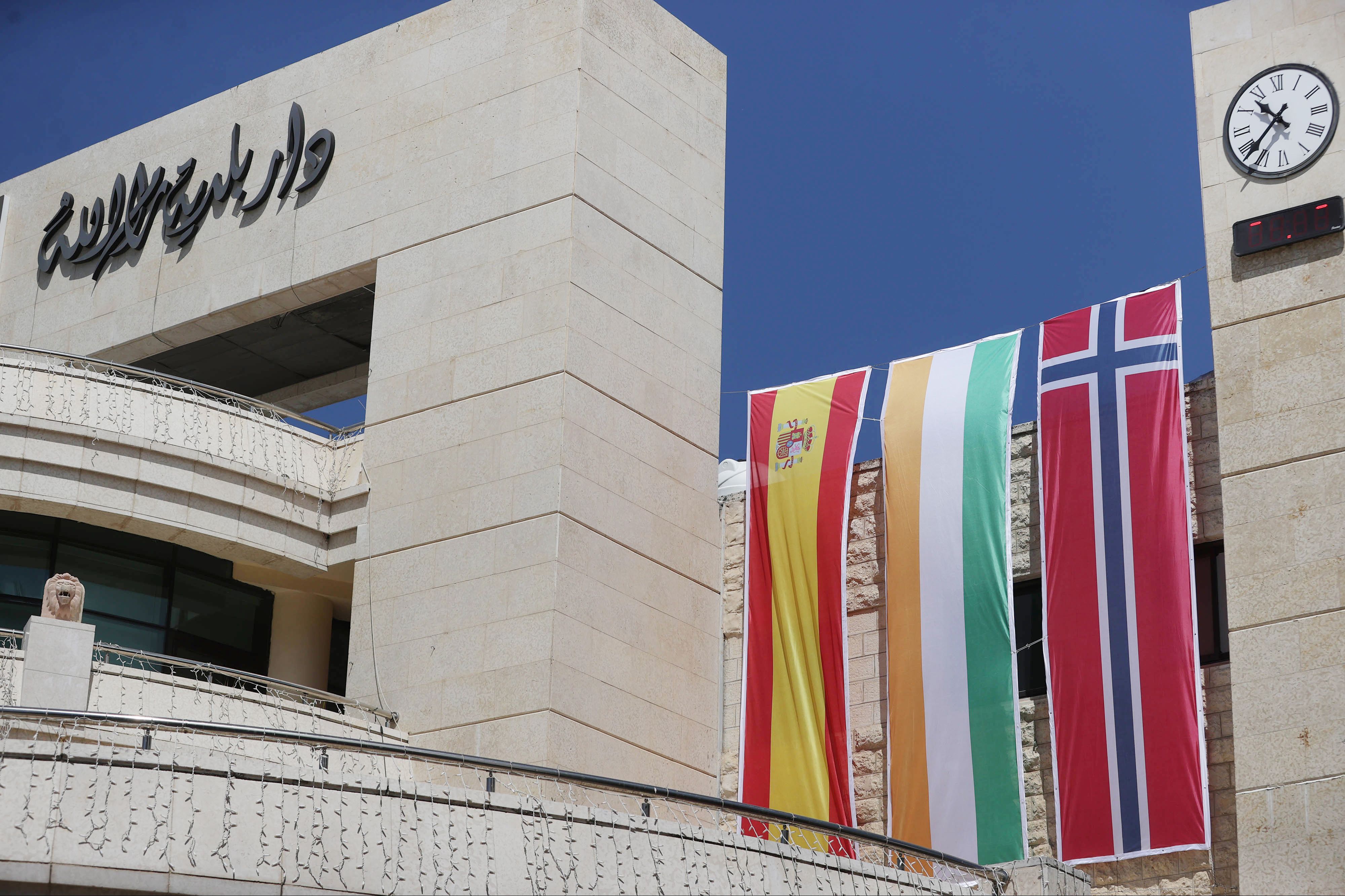 İspanya, İrlanda ve Norveç bayrakları Ramallah'ta dalgalandı İspanya, İrlanda ve Norveç bayrakları Ramallah'ta dalgalandı - 1. Resim