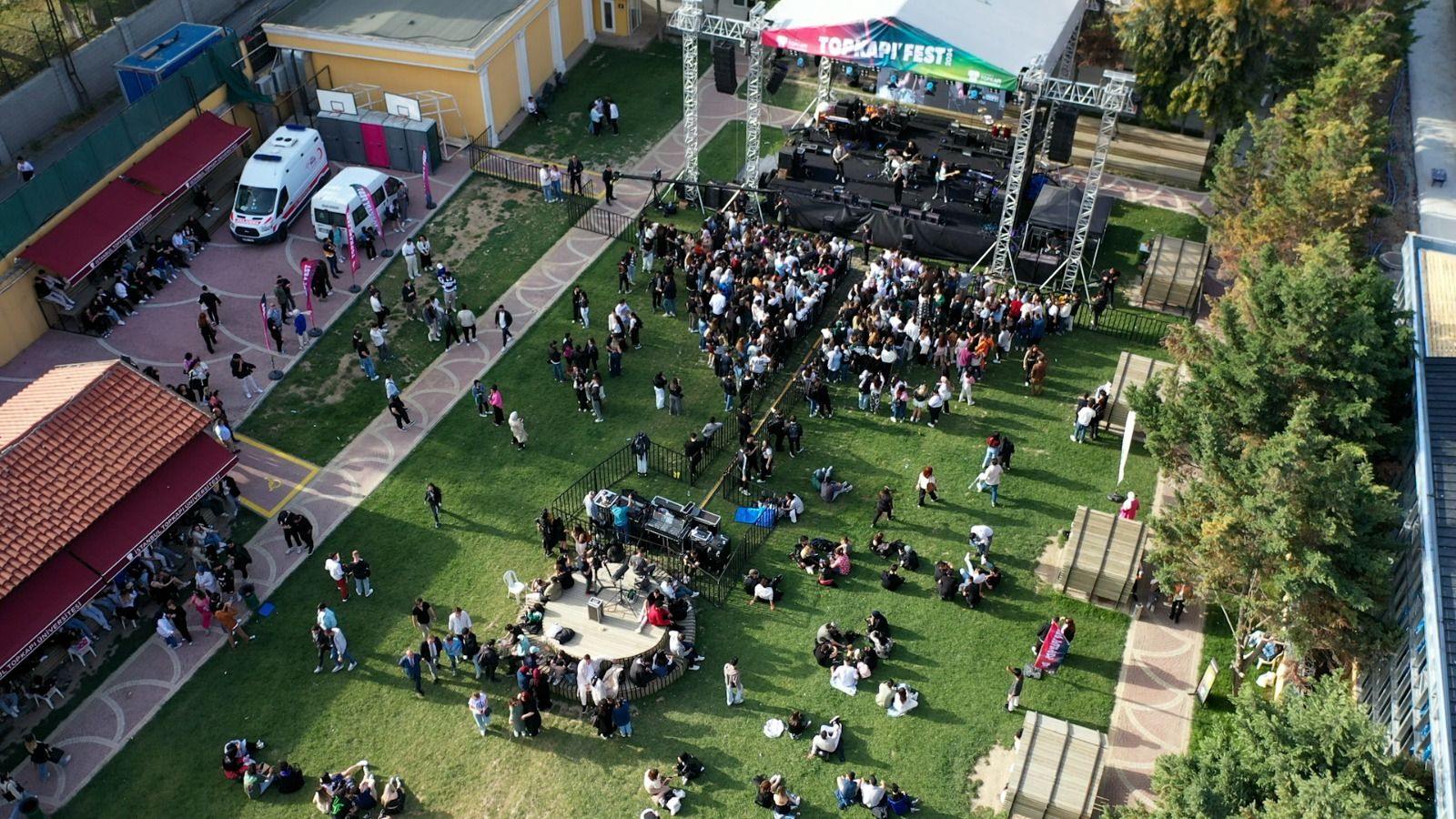 İstanbul Topkapı Üniversitesinde rektör sahneye çıktı, binlerce öğrenci büyük bir coşku yaşadı! - 2. Resim