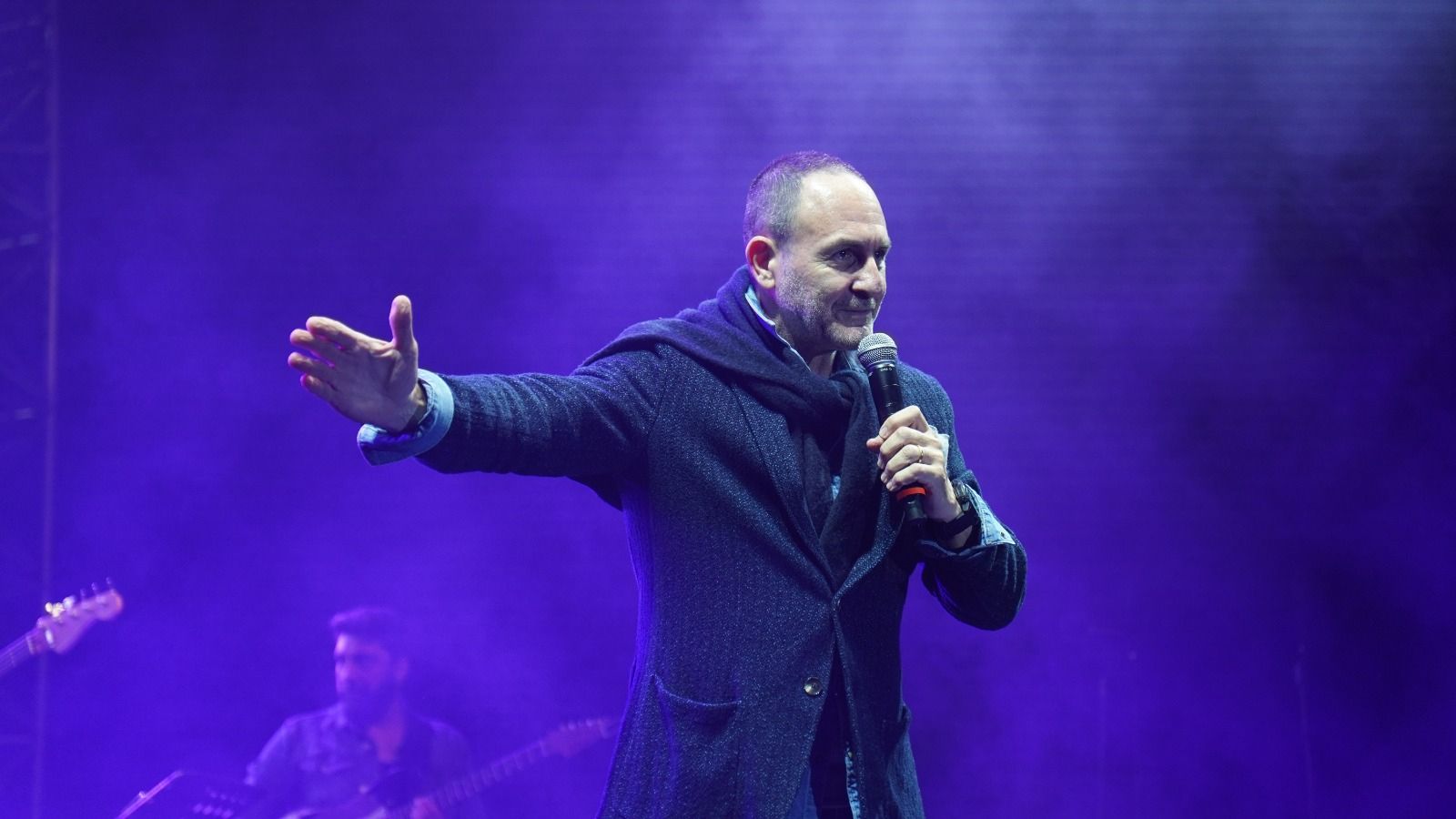 İstanbul Topkapı Üniversitesinde rektör sahneye çıktı, binlerce öğrenci büyük bir coşku yaşadı! - 1. Resim