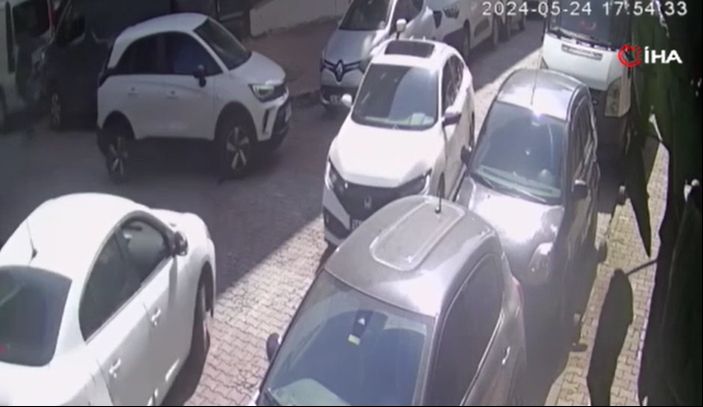 İstanbul'da silahlı saldırı! Seyir halindeki araca kurşun yağdırıp kayıplara karıştı İstanbul'da silahlı saldırı! Seyir halindeki araca kurşun yağdırıp kayıplara karıştı - 1. Resim