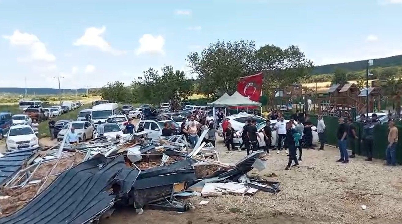Kaçak 'tiny house' yapılarının yıkımı esnasında ortalık karıştı Kaçak 'tiny house' yapılarının yıkımı esnasında ortalık karıştı - 1. Resim