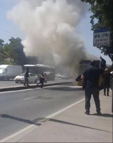 Kağıthane'de seyir halindeyken yanan İETT otobüsü kullanılamaz hale geldi - 3. Resim