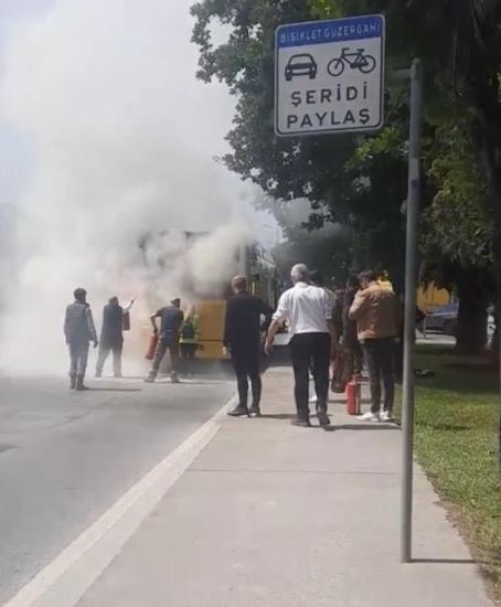Kağıthane'de seyir halindeyken yanan İETT otobüsü kullanılamaz hale geldi - 4. Resim