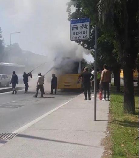 Kağıthane'de seyir halindeyken yanan İETT otobüsü kullanılamaz hale geldi - 1. Resim