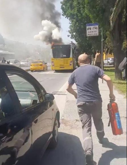 Kağıthane'de seyir halindeyken yanan İETT otobüsü kullanılamaz hale geldi - 2. Resim