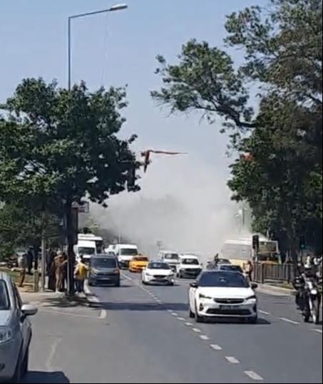 Kağıthane'de seyir halindeyken yanan İETT otobüsü kullanılamaz hale geldi - 5. Resim