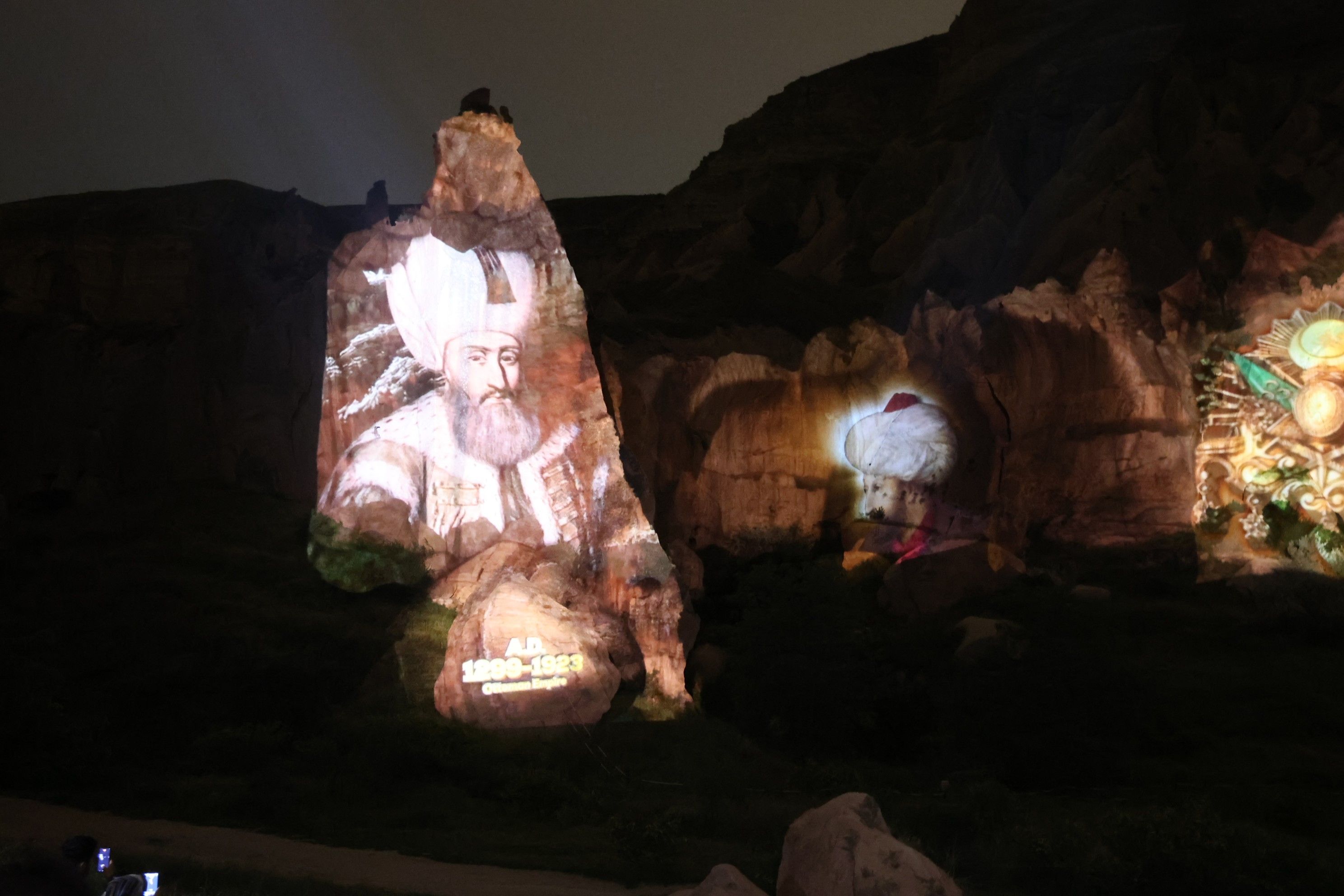 Peribacalarına üç boyutlu ışık kostümü! Zelve Kapadokya'nın tarihiyle aydınlandı Peribacalarına üç boyutlu ışık kostümü! Zelve Kapadokya'nın tarihiyle aydınlandı - 1. Resim