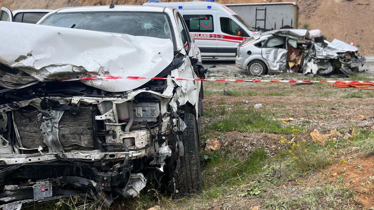 Pikap ile otomobilin çarpıştığı kazada 2 kişi öldü, 2 kişi ağır yaralandı