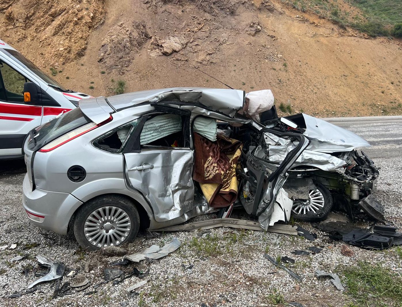 Pikap ile otomobilin çarpıştığı kazada 2 kişi öldü, 2 kişi ağır yaralandı Pikap ile otomobilin çarpıştığı kazada 2 kişi öldü, 2 kişi ağır yaralandı - 1. Resim