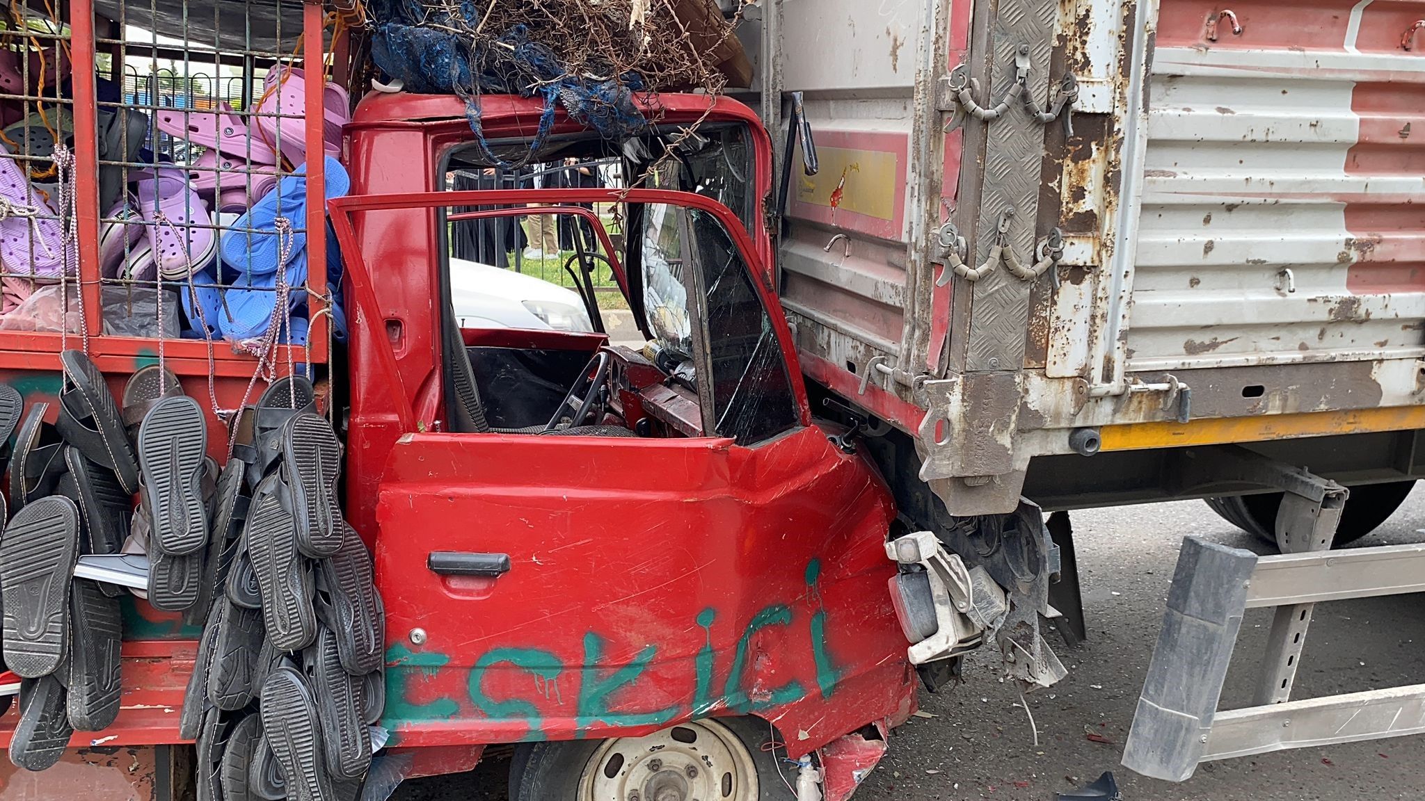 Trafik ışıklarında bekliyordu! Ne olduğunu anlamadı: 1'i ağır 2 yaralı Trafik ışıklarında bekliyordu! Ne olduğunu anlamadı: 1'i ağır 2 yaralı - 1. Resim